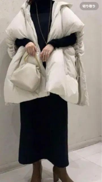 Mila Owen 미라 오웬 지속가능성 사이드 리본 다운 판초