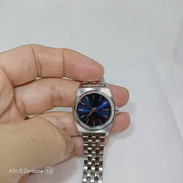 NIXON 스몰 타임 테러 작동 네이비 x 골드