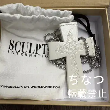 Sculptor Cross Leather Strap Wallet 화이트