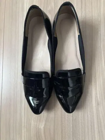블랙 에나멜 스틸레토 슈즈