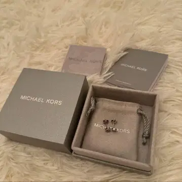 MICHAEL KORS MK 로고 귀걸이