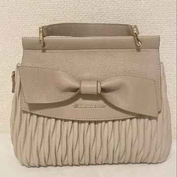 리본 포함 베이지 핸드백 질 바이