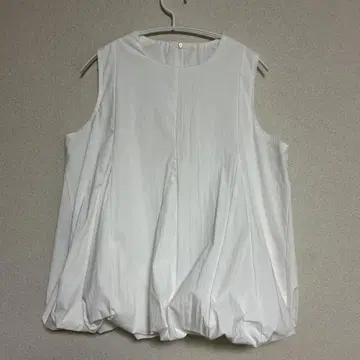 화이트 슬리브리스 벌룬 상의 ZARA