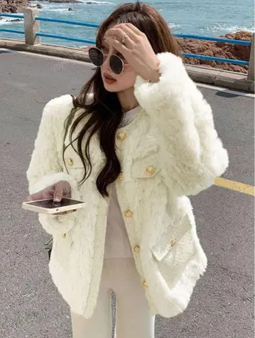 화이트 퍼 노카라 자켓