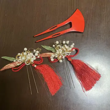 빨간색과 금색 헤어콤 세트