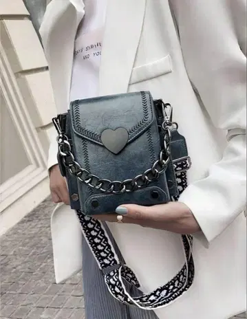 신상 다크 블루 숄더백 하트 장식 여권 수납 핸드폰 수납
