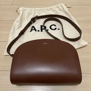 A.P.C 하프문 숄더백 브라운
