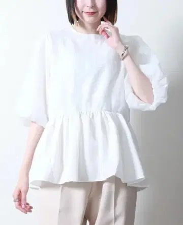화이트 페플럼 벌룬 슬리브 상의