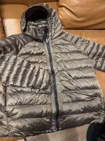 정품 Canada goose 올리브색 다운 자켓 후드 부착