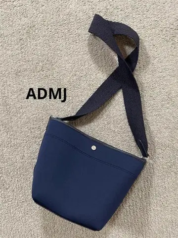 ADMJ 에이디엠제이 매직 라이트 크로스 바디 네이비