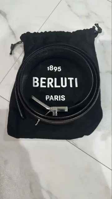 BERLUTI 브라운 가죽 벨트 수납 가방 포함
