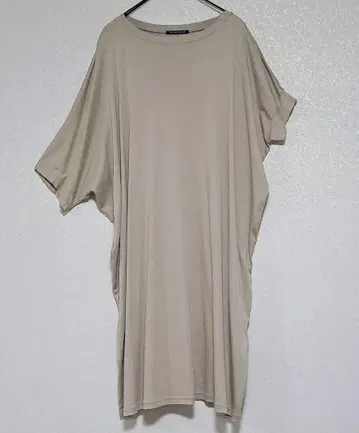 미즈이로 인드 비대칭 오버 실루엣 원피스 브라운