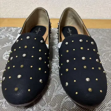 스터드 장식의 블랙 플랫슈즈