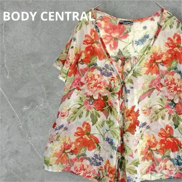 BODY CENTRAL 플라워 프린트 반팔 상의