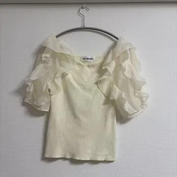 [ 새상품급 ] Lily Brown 프릴 슬리브 상의 아이보리