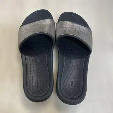 Crocs 실버 샌들