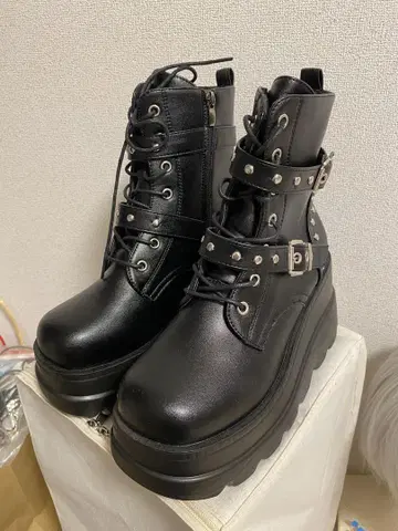스터드 장식 블랙 통굽 부츠