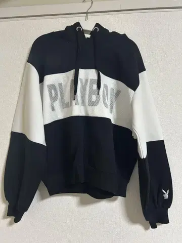 PLAYBOY 후드 부착 후드티 블랙/화이트