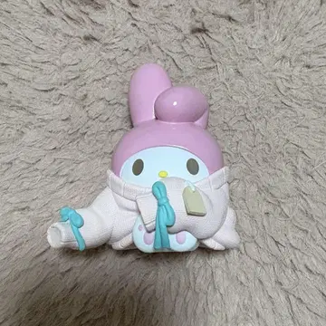 마이멜로디 산리오 옷 갈아입는 중