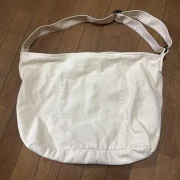 아이보리 숄더백 포켓 부착