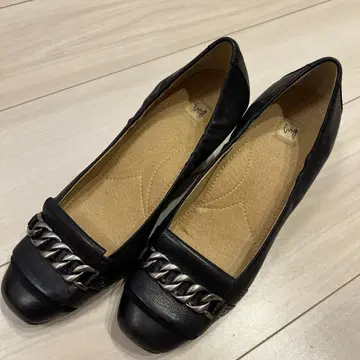 블랙 체인 장식 웨지힐 펌프스