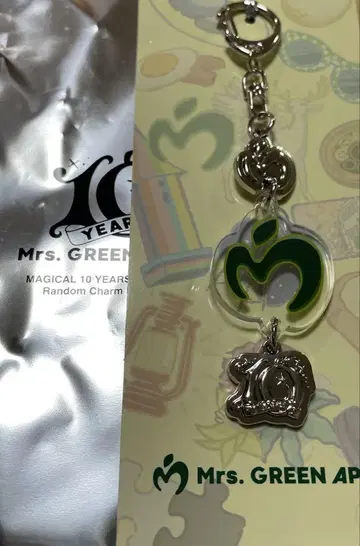 Mrs. GREEN APPLEPOP 업 랜덤 참 키링 로고