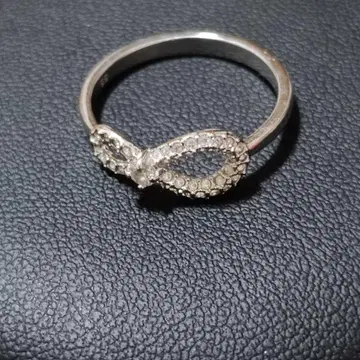 SWAROVSKI 스와로브스키 Infinity 반지 눈에 띄는 얼룩 없음
