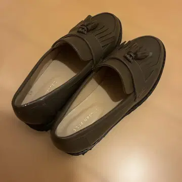 태슬 장식 브라운 로퍼