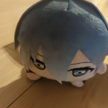 엎드린 봉제 인형