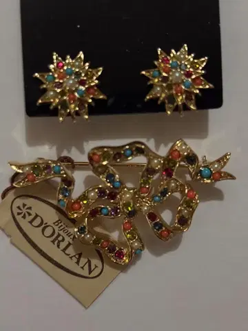 DORLAN 멀티 컬러 스톤 부착 브로치와 귀찌 세트