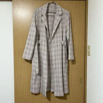 체크 무늬 트렌치코트 (베이지 계열)