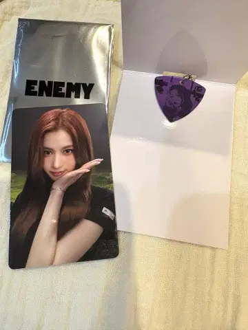 TWICE 사나 ENEMY 랜덤 피크 키링 & 트레이딩 카드