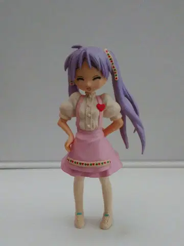 러키스타 메이드 피규어 카가미 츠카사 보라색 머리카락 핑크색 드레스