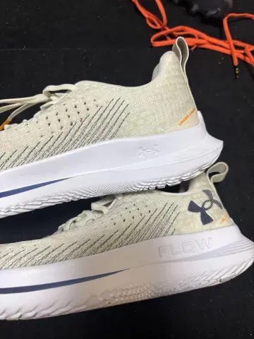 Under Armour Flow 화이트 러닝화