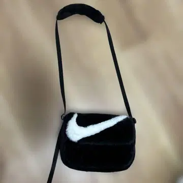 NIKE 나이키 인조 모피 보아 숄더 크로스바디백 새상품급