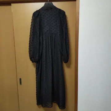 그레디 브릴리언트 블랙 컬러 원피스