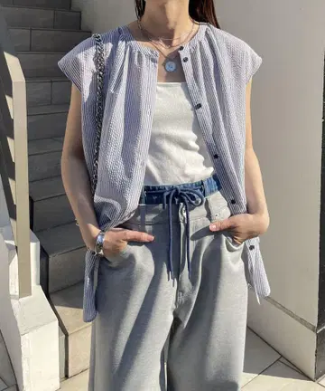 프렌치 슬리브 백 턱 셔츠