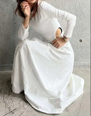 컨디션 최상 제이다 사이드 오픈 롱 플레어 원피스 화이트