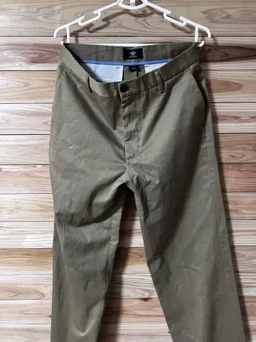 DOCKERS 카키 클래식 핏 치노 팬츠