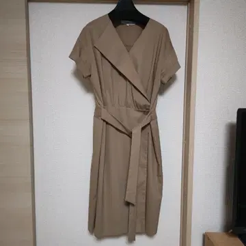 베이지 랩 스타일 반팔 원피스 무릎 기장