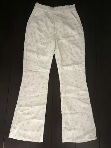 크림색 꽃무늬 플레어 팬츠