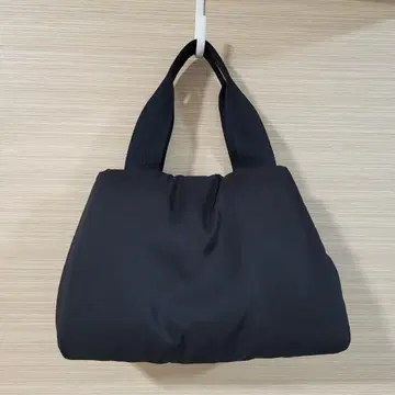 COS 블랙 패드 쇼퍼 토트백