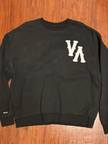 RVCA 루카 블랙 크루넥 맨투맨