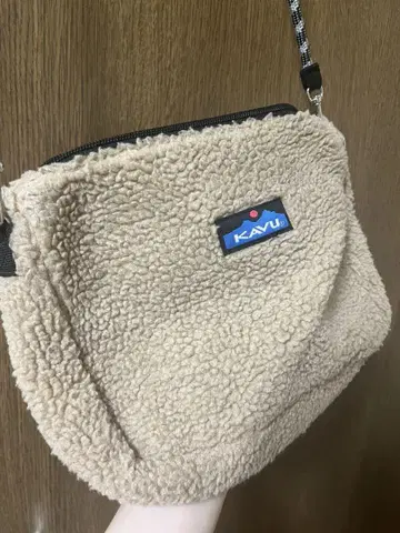KAVU 베이지 플리스 숄더백 보아