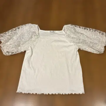 TYTYCLAPPY 화이트 레이스 소매 T셔츠