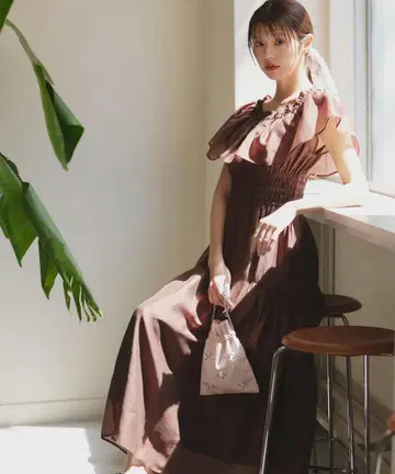 NATURAL BEAUTY BASIC 시어 오프숄더 원피스 브라운