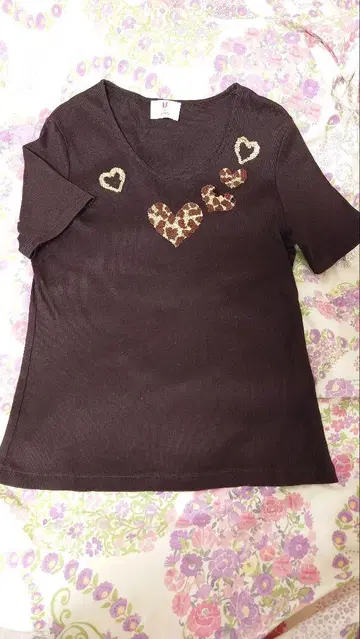다크 브라운 하트 스팽글 자수 반팔 티셔츠