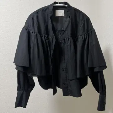 프릴이 달린 블랙 긴팔 셔츠