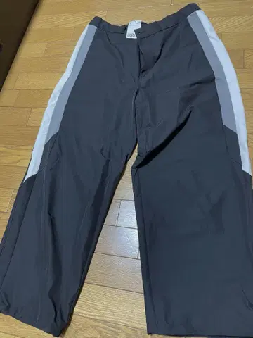 H&M 택 포함 루즈핏 사이드 패널 팬츠 나일론 팬츠