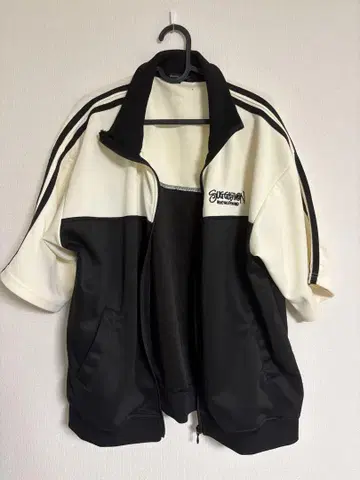 화이트/블랙 집업 자켓